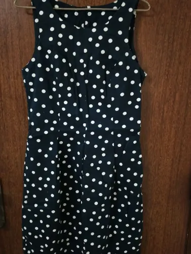 Vestido preto com bolas assimétrico