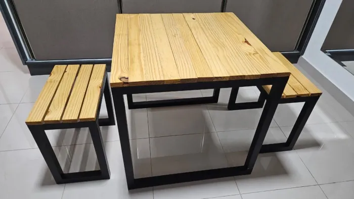 Mesa com cadeiras estilo industrial