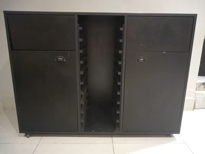 Balcão com lixeira em MDF preto