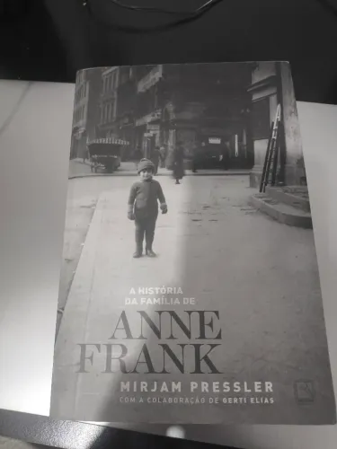 Livro " A história da família de Anne Frank"