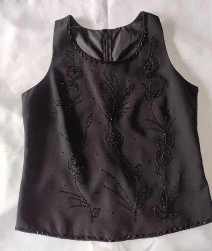 Blusinha preta com miçangas