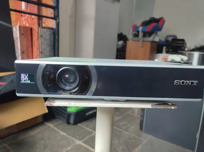 Projetor portátil SONY 3LCD modelo VPL-CS20