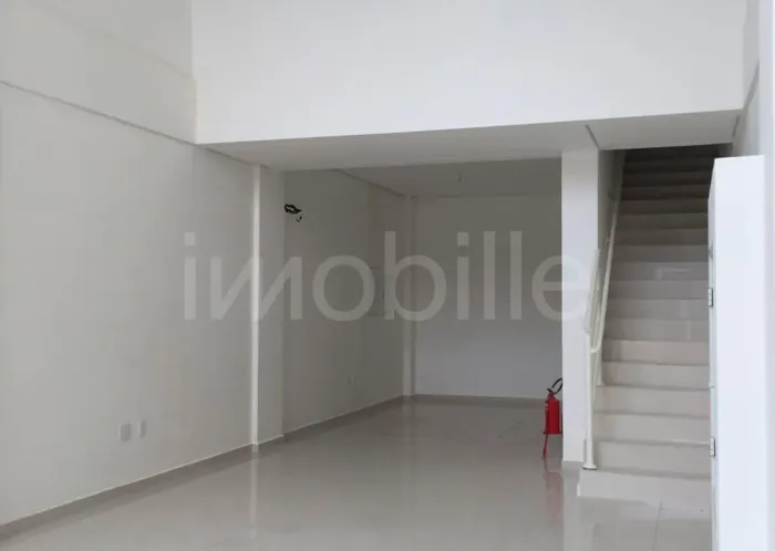 Sala Comercial para locação anual no Edifício Hórus em Balneário Camboriú.