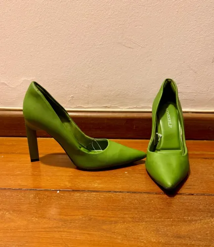 Scarpin verde alto