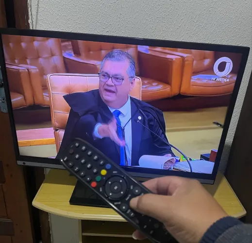 TV AOC 32 polegadas tem controle não é smart