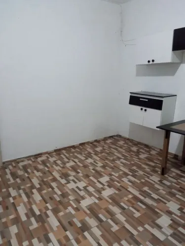 Armário cozinha simples e mesa simples