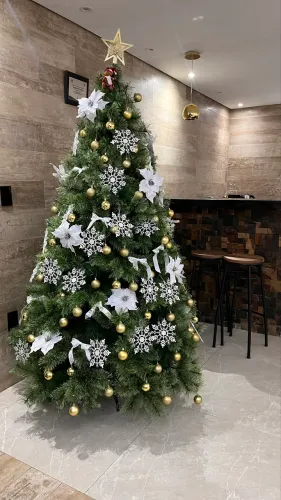 Árvore de Natal Grande com enfeites