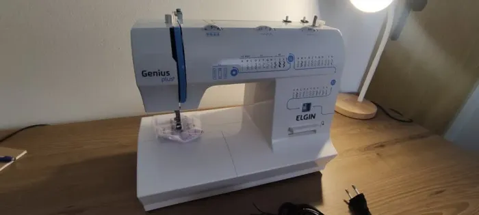 Máquina de Costura Elgin Genius Plus JX-4035 31 Pontos 127V