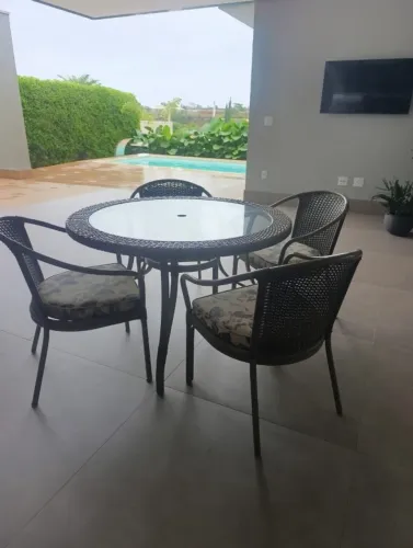 Mesa com 4 cadeiras área externa