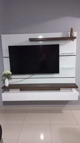 Home 100% MDF com Led, 1,65 altura 1 82 de largura para TV de até 75 polegadas.
