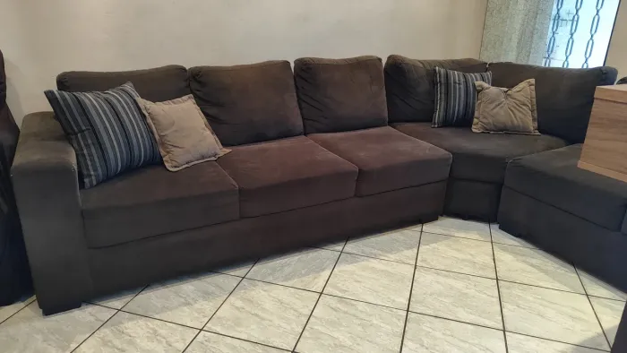 Sofá modulado em L de canto