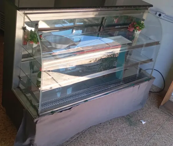 Balcão expositor vidro curvo inox interno pedra ardósia preta para apoio superior