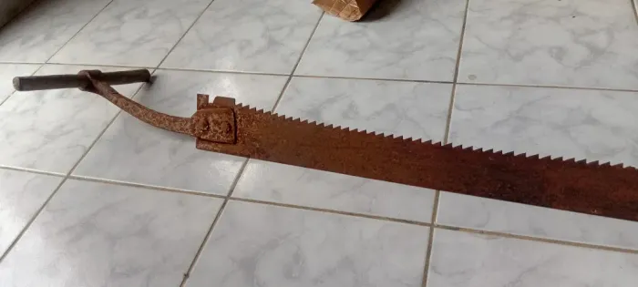 serrote antigo de 2 lados, era usado para serrar troncos de árvores grandes e grossas. uma