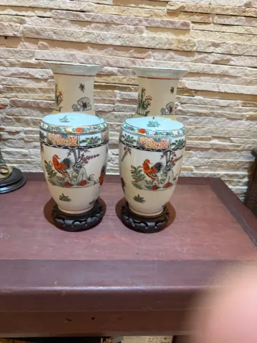 Par de Vasos Orientais em Porcelana com Base em Madeira - Decoração Clássica Oriental