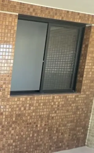 Janela de Alumínio Preto e Vidro - 1,63m x 1,17m - Nova