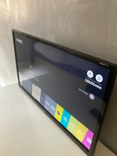 TV/monitor LG LED de 28 polegadas com recursos Smart TV.