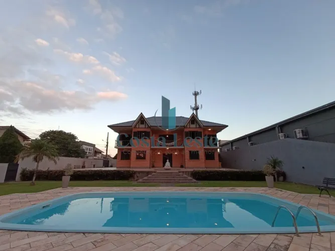 Belíssima casa em condomínio na Lagoa da Conceição