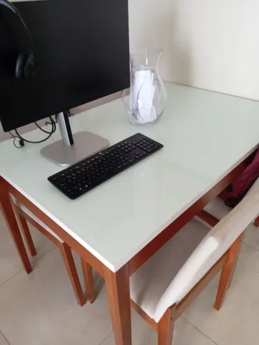 Mesa de jantar com 4 cadeiras