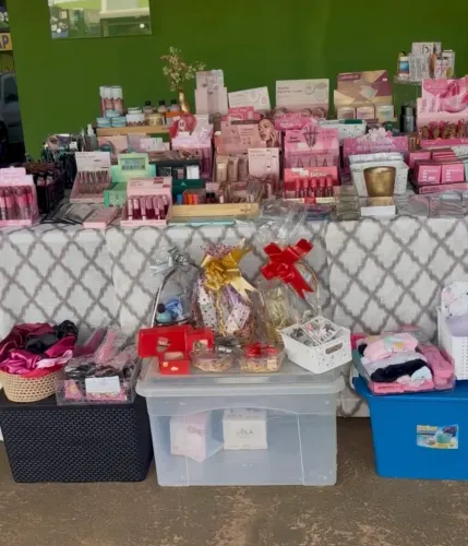 LOTE COM MAIS DE 500 ITENS DE MAQUIAGEM