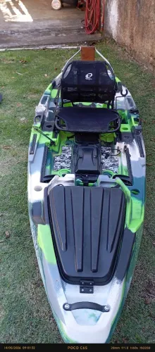 Caiaque Açu 105, com suporte de motor a combustão e elétrico