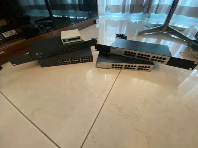 Kit Rede com 1 roteador e 2 Switch D-Link DES-1024D, usados