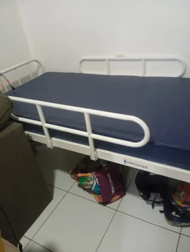 Cama hospitalar com colchão, cadeira de banho e cadeira de rodas
