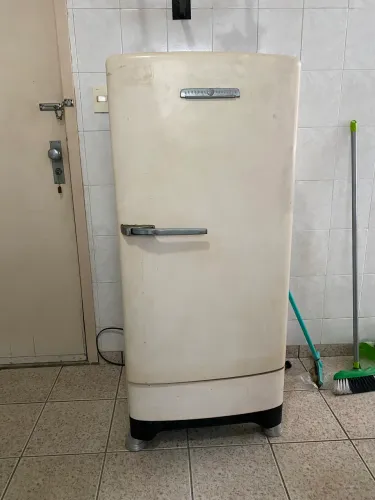 Geladeira Retrô anos 50. Em funcionamento