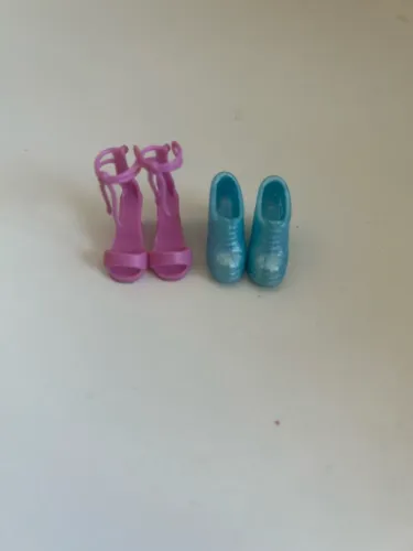 Lote 2 pares de sapato boneca Barbie