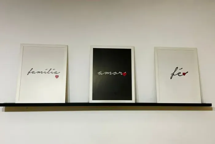 KIT DECORAÇÃO: TRIO DE QUADROS + PRATELEIRA