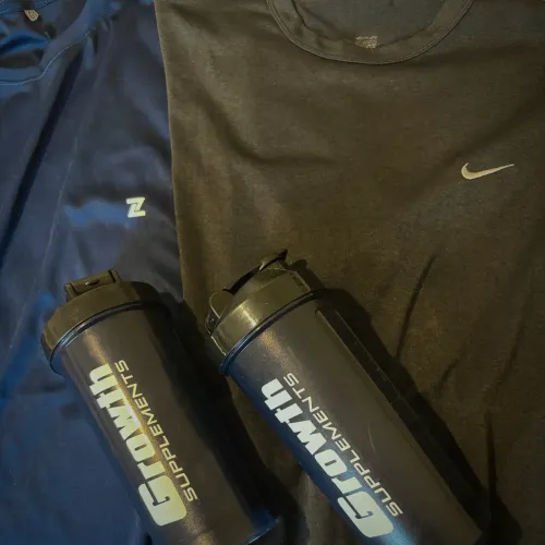 2 Camisas Dry-Fit + 2 Coqueteleiras Growth Suplementos