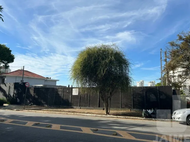TERRENO NO PACAEMBU - 20m² DE FRENTE E 735m² TOTAL.