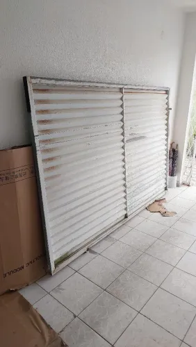 VENDE-SE PORTÃO DE GARAGEM