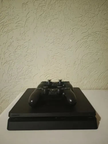 PS4 slim dois controles(um está com drift)recém limpo