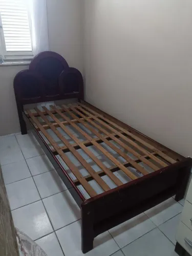 Cama de solteiro com ou sem colchão.