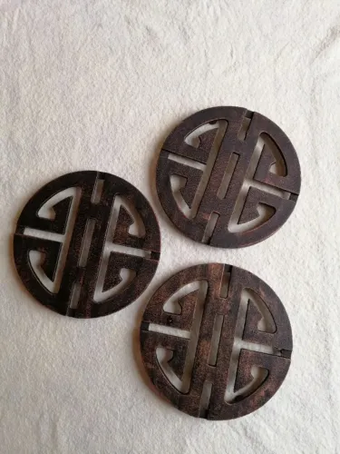 LOTE de tres DESCANSOS DE PANELAS - muito originais, metal pesado