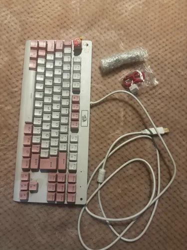 Teclado mecânico Redragon Dark Avenger - Rosa e branco com rgb