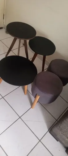 Dois pufs três, duas mesas de canto e um centro de sala.