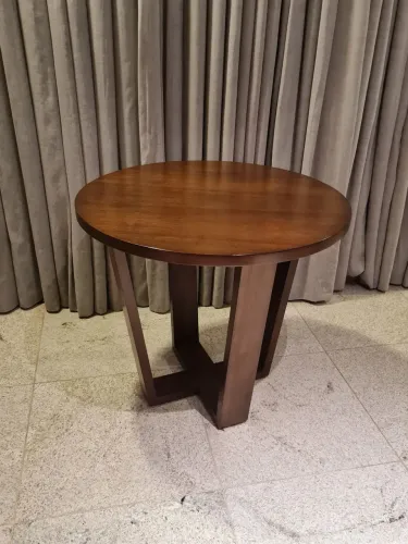 Mesa de madeira com revestimento de imbuia da marca Prima Línea.