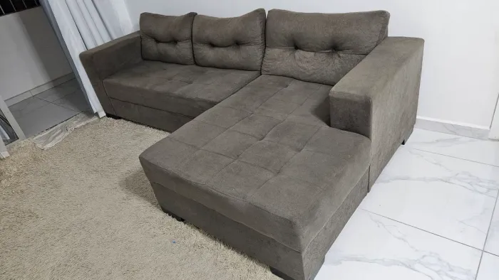 Sofá com chaise muito conservado.