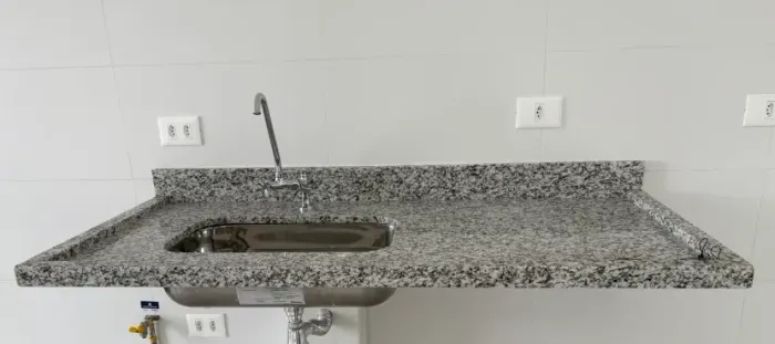 Pia cozinha granito com cuba e torneira 1,40 x 65