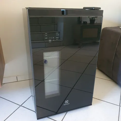 Cervejeira Home Bar Electrolux Frost Free 100L Porta de Vidro Preta