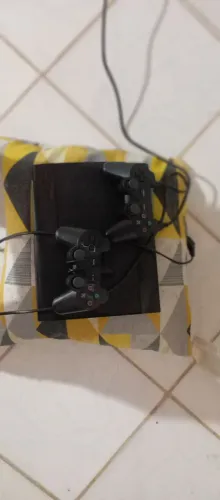 PS3 DESBLOQUEADO ( HEN 4.93) 250GB ACOMPANHA 2 CONTROLES +5 JOGOS DIGITAIS (USADO)