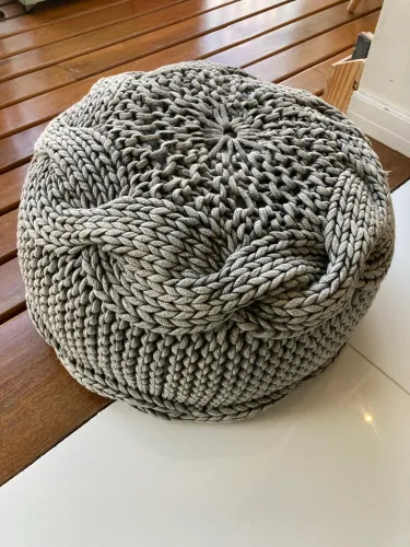 Puff redondo decorativo cinza