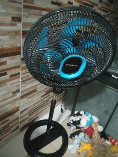 Vende-se um ventilador mas ele está com um pequeno defeito não cheguei levar para ajeitar