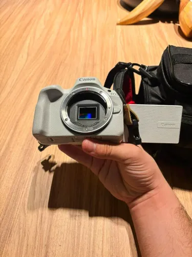 Camera R50 da canon.