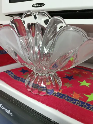 Fruteira centro de mesa de vidro com pé - design ondulado elegante