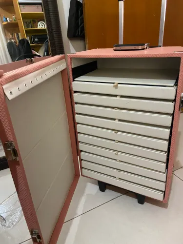 Mostruário para joias com rodinha