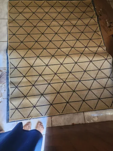 Tapete beje com triângulo preto