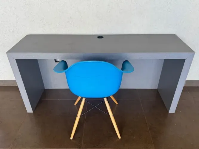 MESA EM MDF LINO PIOMBO + CADEIRA EAMES