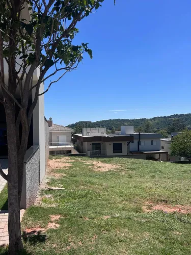Terreno á Venda no Condomínio Vita Verdi em Valinhos, no bairro Pinheiro.